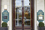 Blick auf den Eingangsbereich des Hotel Meurice | TOTO Europe Außenansicht der Eingangstür vom Hotel Meurice in Paris