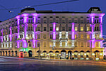 Lobby-Bereich mit Sofas und Rezeption im Hotel Sanssouci in Wien | TOTO Europe Referenz Lobby des Hotel Sanssouci