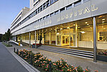 Außenansicht des Franziskus Hospital in Bielefeld | TOTO Europe Außenansicht des Franziskus Hospitals in Bielefeld